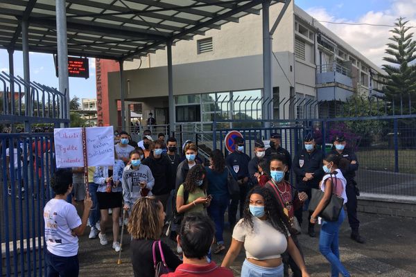 Manifestation parents 974 devant le lycée Leconte de Lisle police