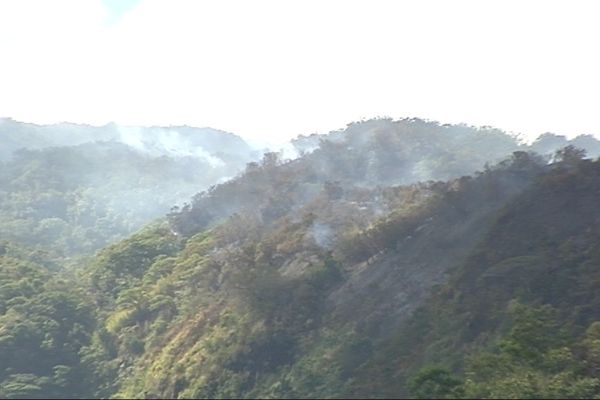 Le feu continue de brûler au petit matin...