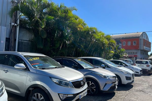 A La Réunion, les carburants sont moins chers qu'en Hexagone, mais pas les véhicules, même d'occasion