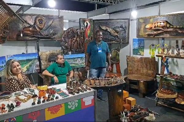 Artisans et créateurs présentent leurs œuvres uniques au stand guyanais, reflétant l'art et le savoir-faire traditionnel de la Guyane à la foire binationale de l'Oiapoque.