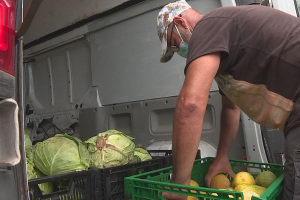 Des fruits et des légumes frais dans les colis de la banque alimentaire