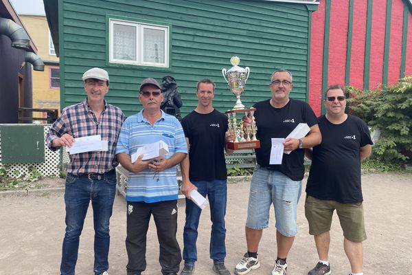 Jean-Jacques Tillard et Jean-Luc Cuza, finalistes, aux côtés de Steve Fouchard et Nicolas Soleri, vainqueurs de ce 14e Master de Pétanque, en compagnie de Dimitri Vigneau, président du Cochonnet Saint-Pierrais.