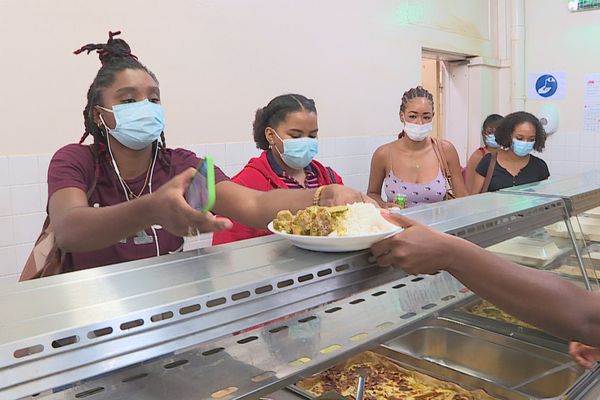 Repas à 1 euro pour les étudiants sur le campus de Schoelcher.